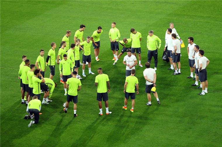 Bundestrainer Joachim Löw und seine Mannschaft freuen sich, dass sie morgen endlich in die EM starten.