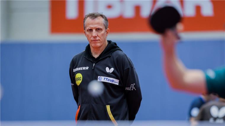 Bundestrainer Jörg Roßkopf beim Training der Tischtennis-Nationalmannschaft. (Archivbild)