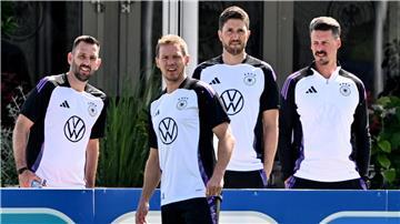 Bundestrainer Julian Nagelsmann (2. v. li.) und sein Trainerteam, Co-Trainer Mats Butgereit (l-r), Co-Trainer Benjamin Glück und Co-Trainer Sandro Wagner haben der Mannschaft einen Tag zum Durchatmen verordnet.