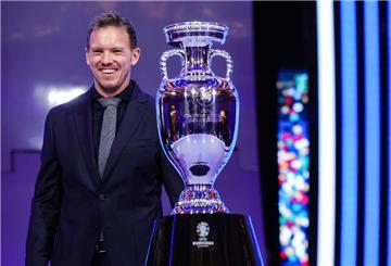 Bundestrainer Julian Nagelsmann steht neben der EM-Trophäe. Die Fußball-Europameisterschaft findet in Deutschland statt.