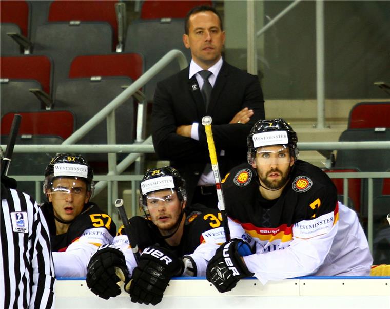 Bundestrainer Marco Sturm (hinten) hat die deutsche Mannschaft auf Kurs gebracht.