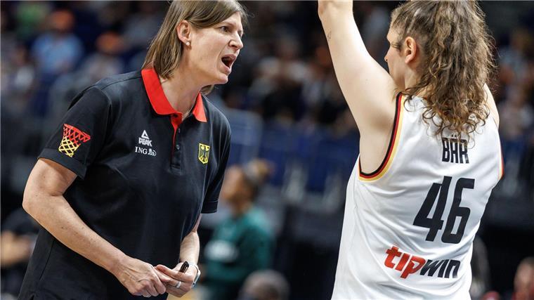 Bundestrainerin Lisa Thomaidis bespricht sich mit Romy Bär.
