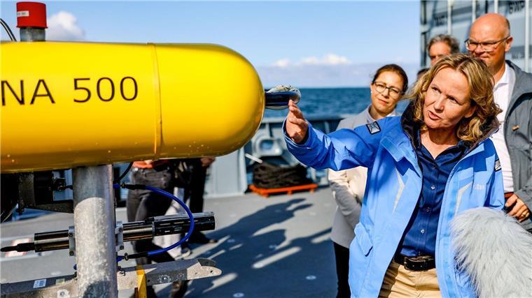 Bundesumweltministerin Steffi Lemke (Bündnis90/Die Grünen) informiert sich an Bord eines Marineschiffes.
