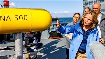 Bundesumweltministerin Steffi Lemke (Bündnis90/Die Grünen) informiert sich an Bord eines Marineschiffes.