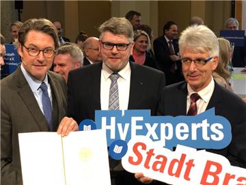 Bundesverkehrsminister Andreas Scheuer überreichte die Urkunde an Claas Schott vom Bremerhavener Verein H2BX und Brakes Bürgermeister Michael Kurz (von links). 