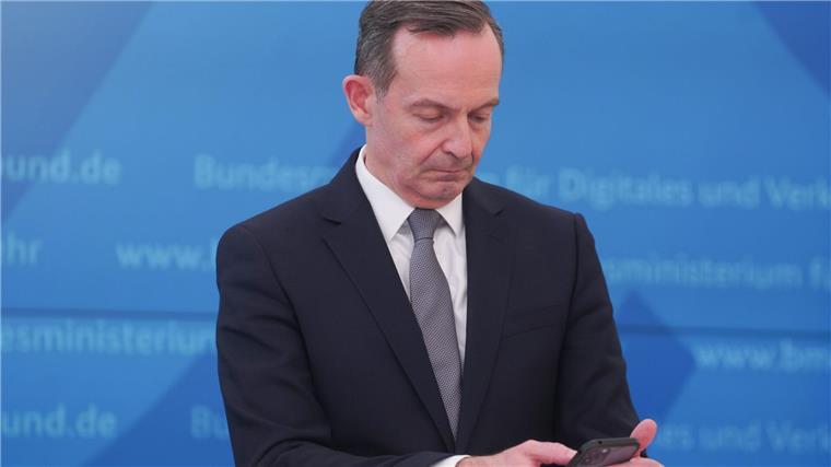 Anti-Funkloch-Förderung: Erster Mobilfunk-Mast in Betrieb Bundesverkehrsminister Volker Wissing (FDP) blickt bei einer Pressekonferenz im März 2022 auf sein Smartphone.