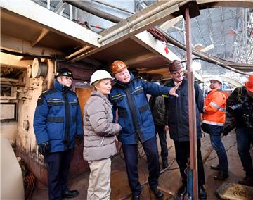 Bundesverteidigungsministerin Ursula von der Leyen besichtigt die "Gorch Fock". Hier mit dem Kommandanten Nils Brandt.