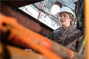 Bundesverteidigungsministerin Ursula von der Leyen (CDU) hat das Segelschulschiff "Gorch Fock" in Bremerhaven.