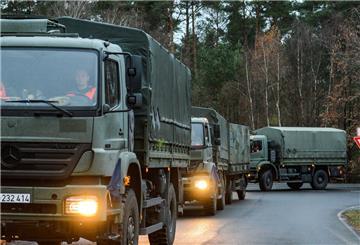 Bundeswehrfahrzeuge in der Kolonne (Archivbild)