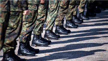Bundeswehrsoldaten stehen auf einem Platz.