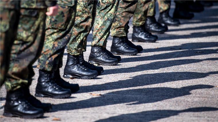Bundeswehrsoldaten stehen auf einem Platz.