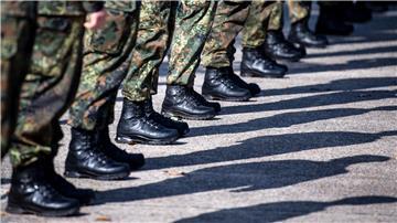 Bundeswehrsoldaten stehen auf einem Platz.