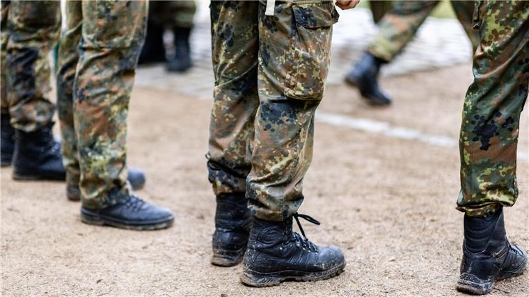 Bundeswehrsoldaten stehen in einer Reihe.
