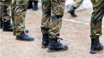 Bundeswehrsoldaten stehen in einer Reihe.