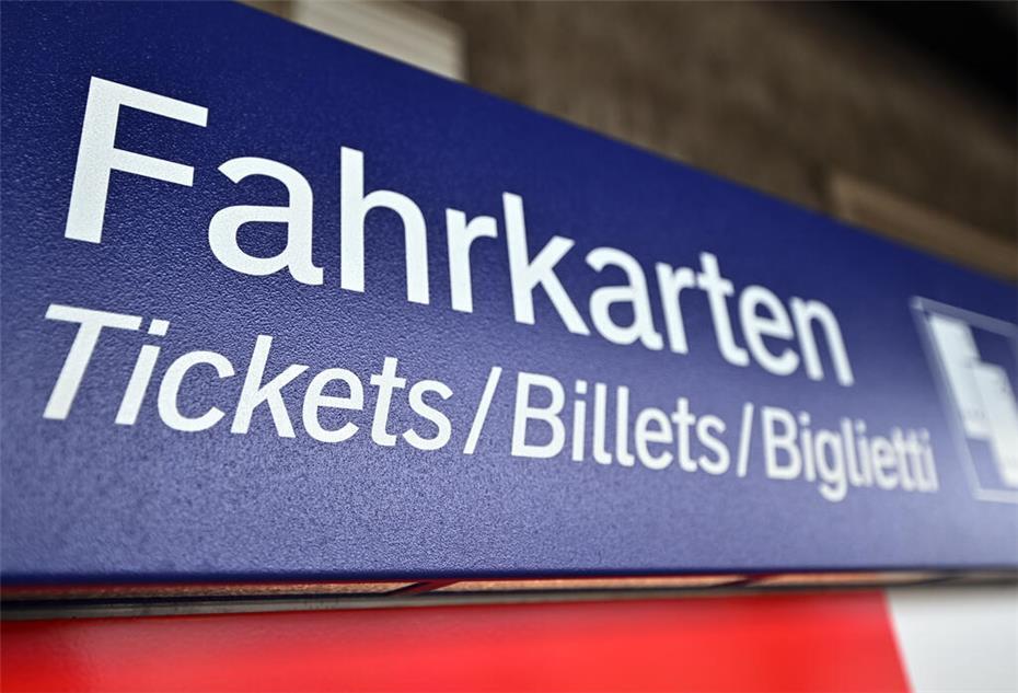 Ein Fahrkartenautomat steht am Bahnsteig.