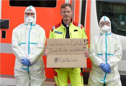 Bundesweit rufen unter anderem Ärzte wie Christian Paul aus Köln die Bürger dazu auf, zuhause zu bleiben.