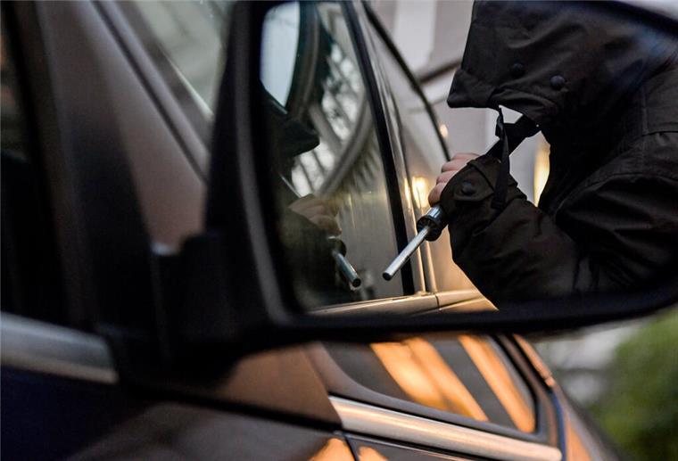 Niedersachsen: Immer mehr Autos werden gestohlen Ein Mann versucht eine Autotür mit einer Metallstange aufzubrechen