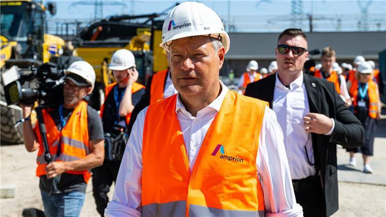 Bundeswirtschaftsminister Robert Habek (Grüne) nimmt ein modernisiertes Umspannwerk in Lingen in Betrieb, mit dem Netzschwankungen duch die Einspeisung erneuerbarer Energien ausgeglichen werden sollen.