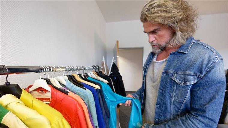 Zehn Jahre „Höhle der Löwen“: So ist es hinter den Kulissen Bunt, bunt, bunt sind alle meine Kleider: Nils Glagau in seiner Garderobe.