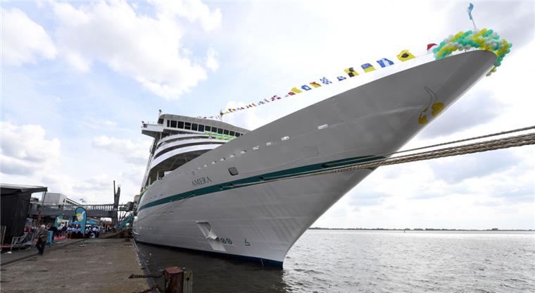 Kreuzfahrtschiff "Amera" in Bremerhaven getauft Bunt geschmückt war die "Amera" bei ihrer Taufe in Bremerhaven.