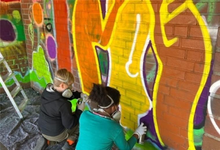 Kinder gestalten Graffiti-Kunstwerke an Tarmstedter Bushäuschen Bunt statt trist: Kinder vom Tarmstedter Jugendtreff sprayen Graffiti-Kunstwerke an die Wände des Bushäuschens.