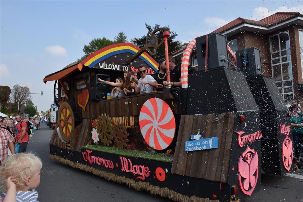 Bunt und fluffig ist es im Tomorrow Village. Foto: Edel