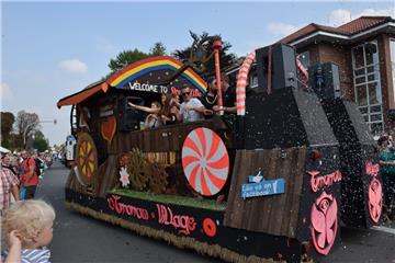 Bunt und fluffig ist es im Tomorrow Village. Foto: Edel