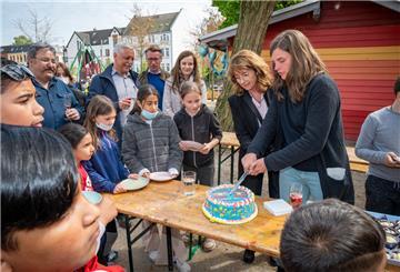 Bunte Bude, bunte Torte: Quartiersmeisterin Miriam Gieseking (rechts) und Karin Treu, Geschäftsführerin afz, eröffnen das Nachbarschaftscafé "Bunte Bude" auf dem Leher Pausenhof. Foto Scheschonka