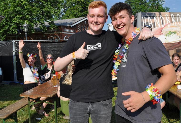 Bunte Halsketten und gute Stimmung: Zum Mallorca-Festival spielte auch das Wetter mit.
