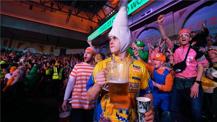 Bunte Kostüme und viel Bier: Die Fans feiern das Spektakel im Norden Londons.
