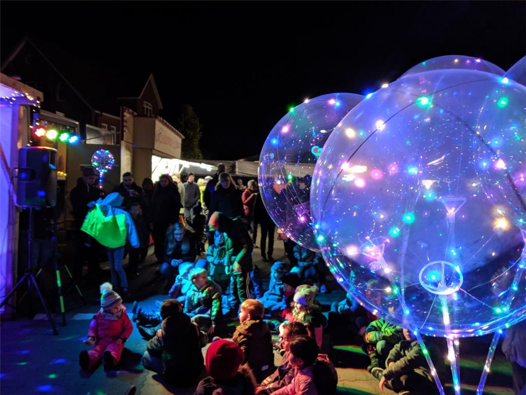 Bunte Lichter in der dunklen Nacht.Lichterfest in Beverstedt. Foto: Heins
