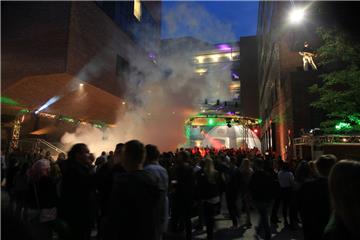 Bunte Lichter und voller Campus.