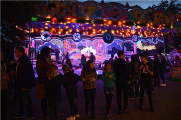 Bunte Scheinwerfer tauchten den Herbstmarkt am Abend in stimmungsvolles Licht. F...