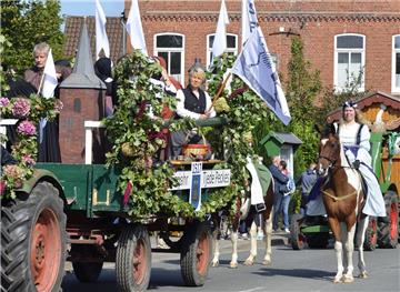 Bunte Wagen, mittelalterliche Kostüme, Pferde, viele Zuschauer und dazu Sonnensc...