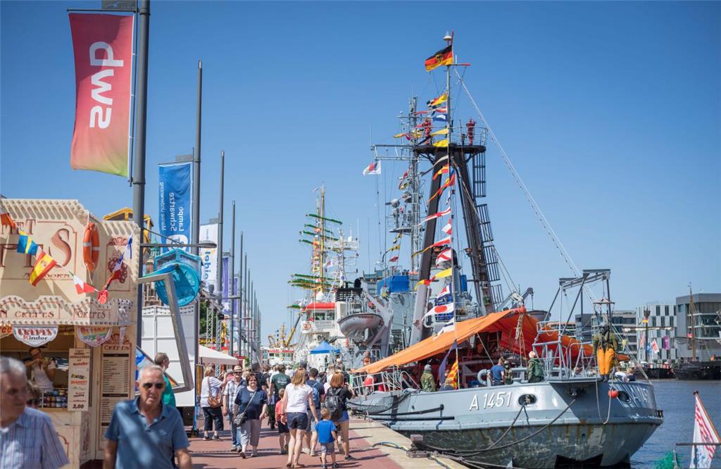 Buntes Fahnenmeer am Neuen Hafen. Seestadtfest Bremerhaven 2018. Foto: Hartmann