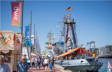 Buntes Fahnenmeer am Neuen Hafen. Seestadtfest Bremerhaven 2018. Foto: Hartmann