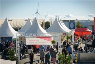 Buntes Treiben im Fischereihafen – auch in diesem Jahr lädt der Energie- und Klimastadttag am 10.9. zum Bummeln und angeregten Austausch
Bremerhavener Energie- und Klimastadttag