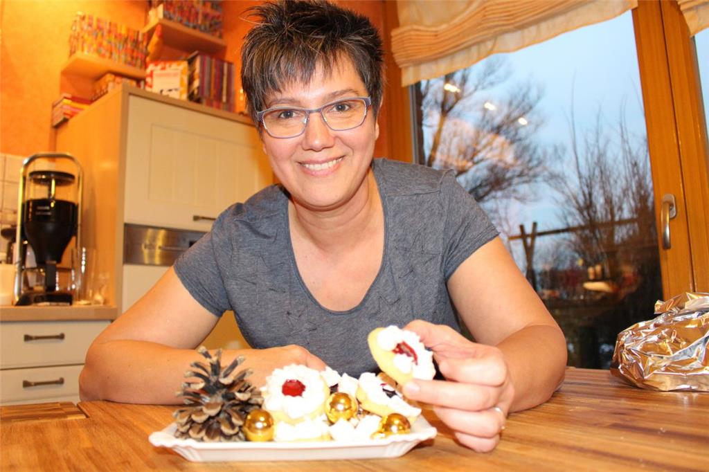 Burgenländer Plätzchen: Tuffs aus Baiser und hausgemachtes Holundergelee von Agnes Dahl.