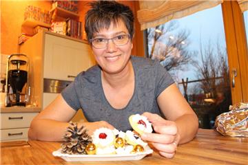 Burgenländer Plätzchen: Tuffs aus Baiser und hausgemachtes Holundergelee von Agnes Dahl.