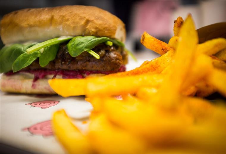 Burger, Pommes und Co: So viel Geld geben wir für Fast Food aus Burger und Pommes: Die Menschen gaben im vergangenen Jahr viel Geld für Fast Food aus. Dazu hat die Gewerkschaft Nahrung-Genuss-Gaststätten (NGG) jetzt Zahlen vorgelegt.
