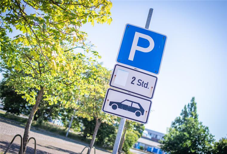 Bus, Bahn und Rad müssen gegenüber dem Auto attraktiver werden. Die Stadthallen-Chef kann sich deshalb vorstellen, die Parkgebühren anzuheben. Foto: Hartmann