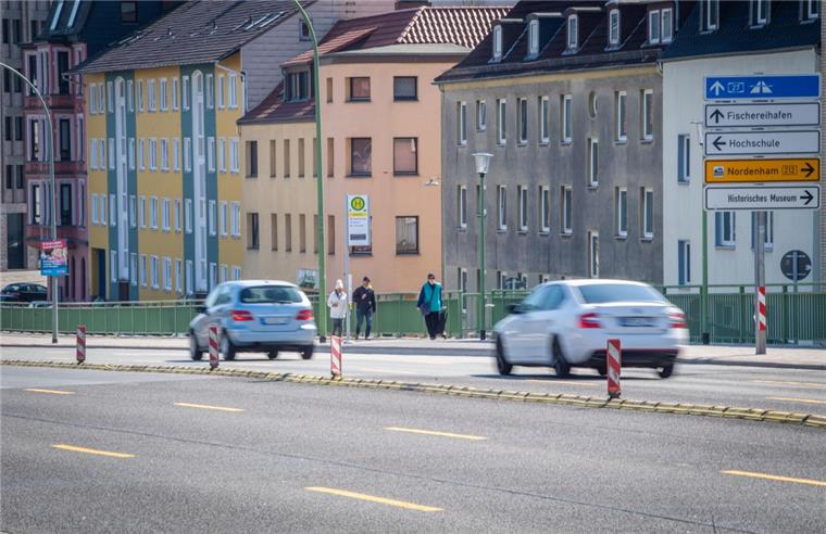 Bus und Radfahrer kommen sich auf der Kennedybrücke ins Gehege - davon ist die CDU überzeugt und will das am Mittwoch mit einem Test zeigen.