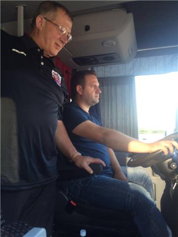 Busfahrer Alex Haus (rechts) steuert das Pinguins-Traumschiff.