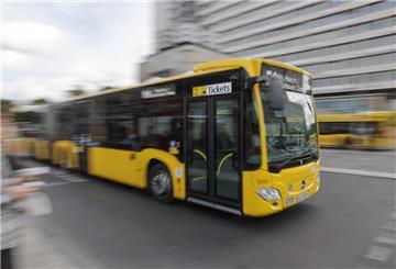 Busfahrer überrollt Betrunkenen – Gericht urteilt überraschend.