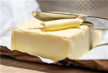 Ein Stück Butter liegt auf einem Tisch.