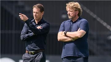 BVB-Geschäftsführer Lars Ricken (l) bestreitet interne Dissonanzen bei Borussia Dortmund.