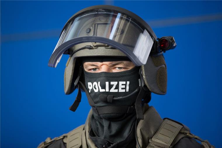 Regungslos an der Straße: Mann löst Großeinsatz aus c) dpa - Bildfunk+++