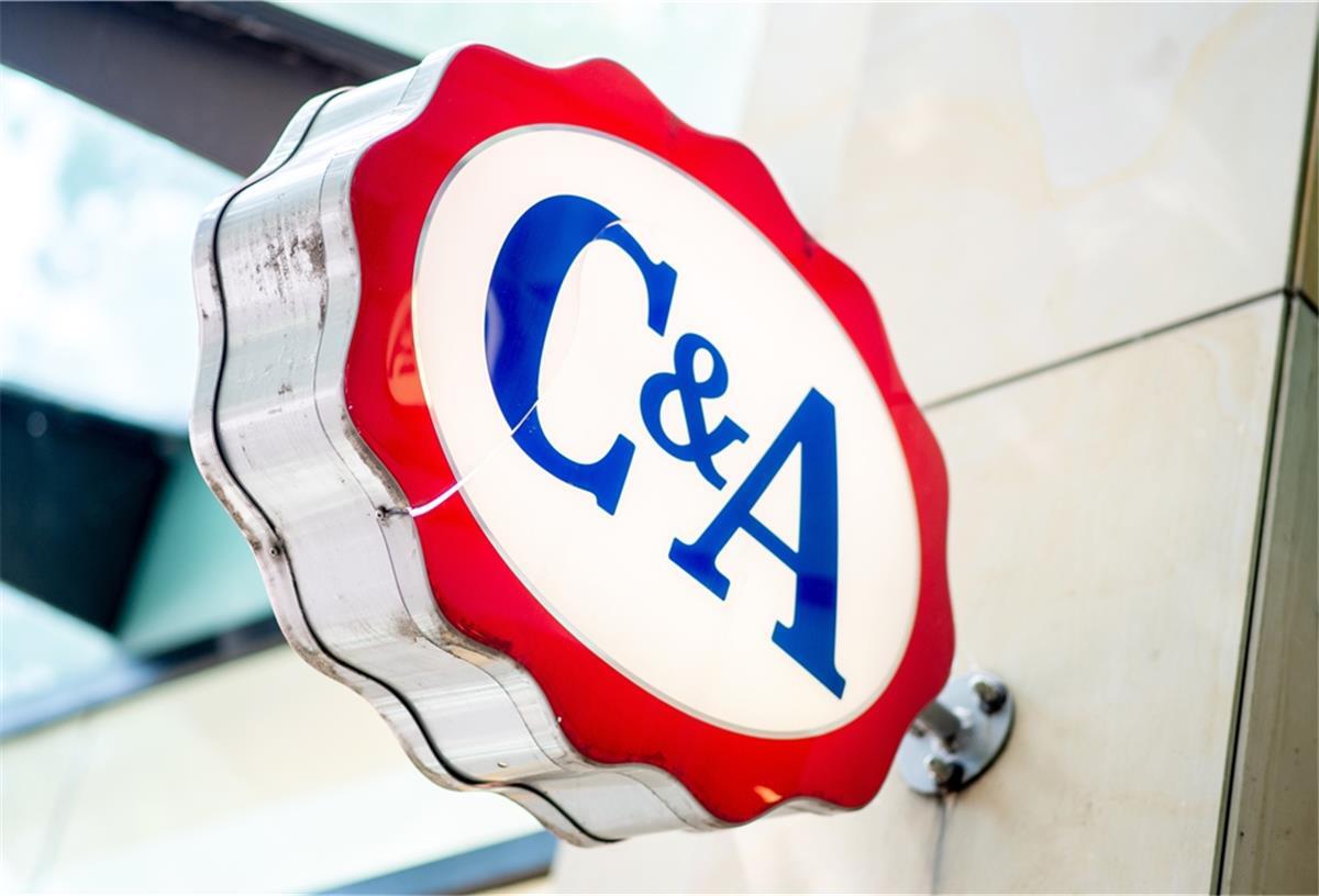 Bericht: C&A will 100 Filialen schließen Ein Logo hängt an der Filiale des Modeunternehmens C&A in der Innenstadt.