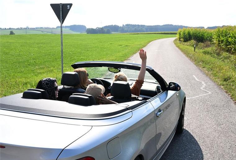 Cabrio einwintern wie ein Profi – Mit diesen Tipps bleibt es wie neu Der Frühling lockt Saisonfahrzeuge aus der Garage: So werden Oldtimer, Cabrio & Co. fit für die warme Jahreszeit.