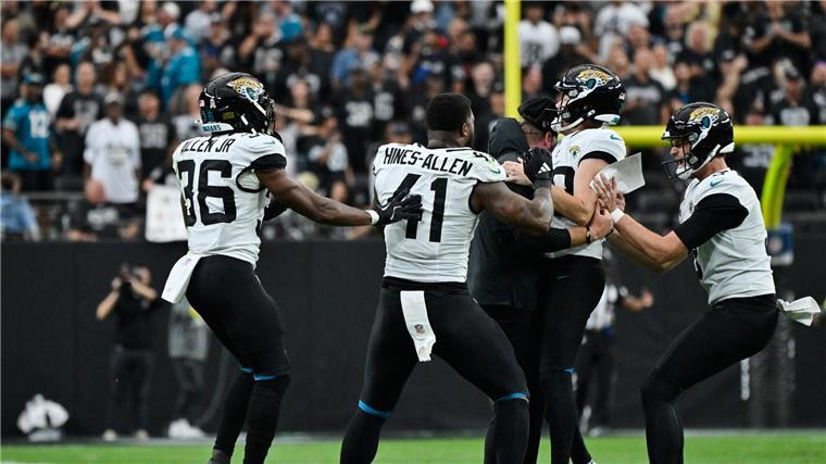 Cam Little (2.v.r) hat einen NFL-Rekord aufgestellt, indem er ein Field Goal aus 68 Yards erzielte.